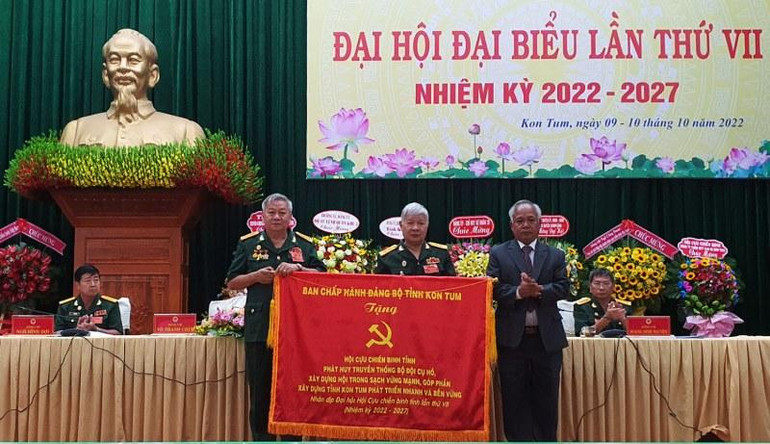 Đồng chí A Pớt, Phó Bí thư Thường trực Tỉnh ủy trao bức trướng tặng Hội Cựu chiến binh tỉnh Kon Tum.