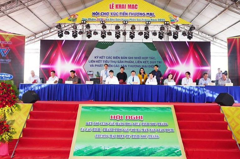 Lãnh đạo 13 tỉnh, thành phố ký liên kết cung cầu hàng hóa gắn với sàn giao dịch thương mại điện tử.