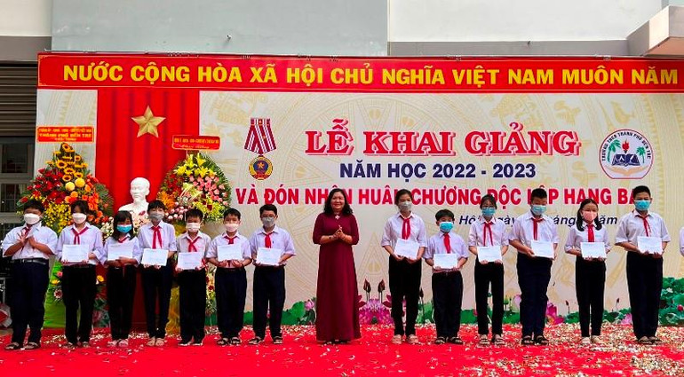 Phó Bí thư Tỉnh ủy Bến Tre Hồ Thị Hoàng Yến trao học bổng cho học sinh có hoàn cảnh khó khăn, vượt khó trong học tập.