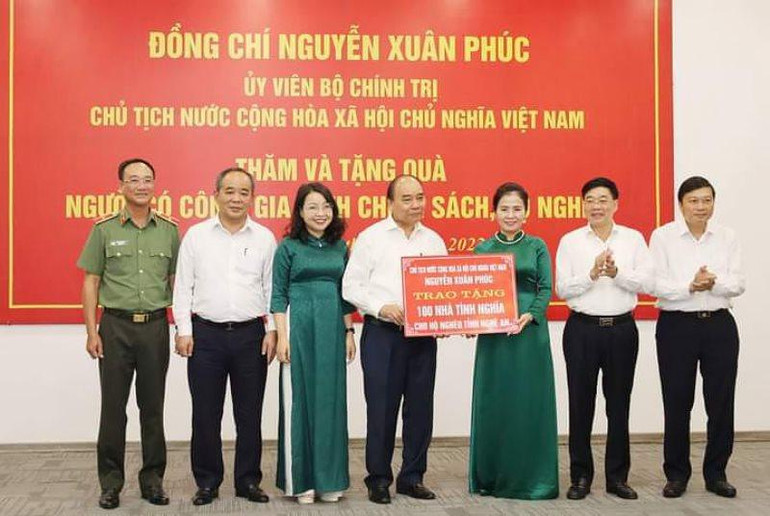 Chủ tịch nước Nguyễn Xuân Phúc trao tặng 100 nhà tình nghĩa cho hộ nghèo tỉnh Nghệ An.