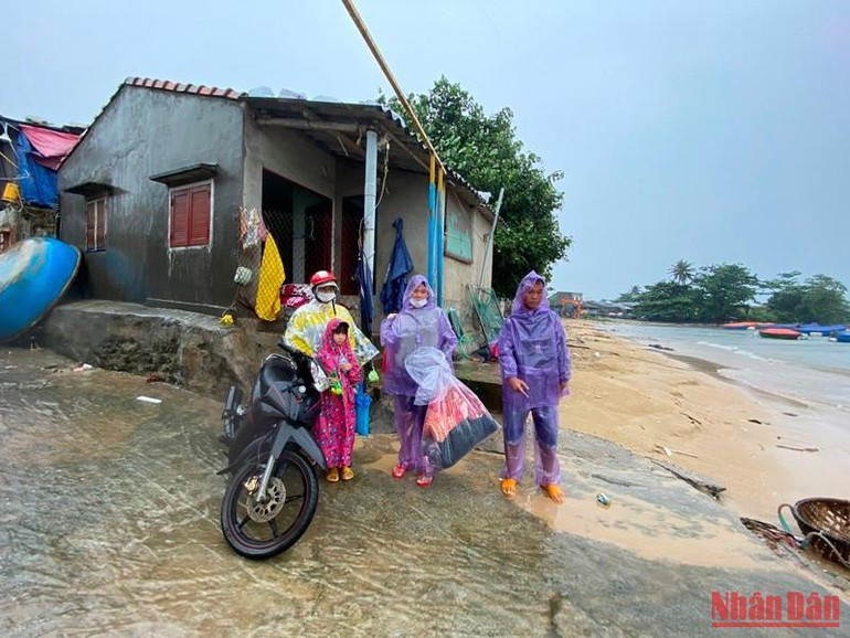 24 hộ dân vùng biển Phước Thiện đã được di dời đến nơi trú bão, sáng 27/9.