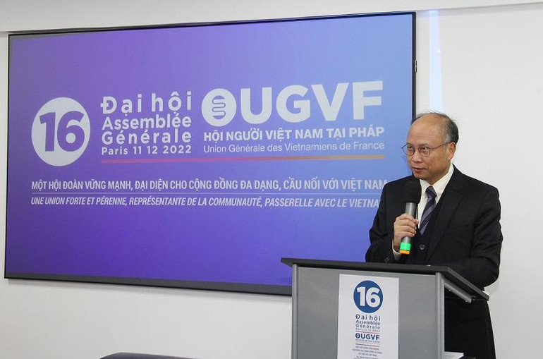 Đại sứ Đinh Toàn Thắng bày tỏ tin tưởng rằng Hội người Việt Nam tại Pháp sẽ có những cách tiếp cận mới trong công tác và trong tổ chức hoạt động để ngày càng thu hút được đông đảo hội viên, nhất là giới trẻ tham gia sinh hoạt trong Hội. (Ảnh: Minh Duy)