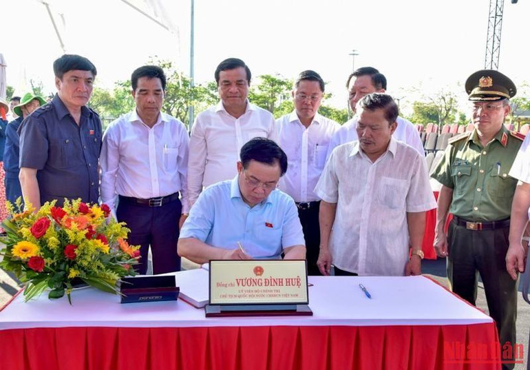 Chủ tịch Quốc hội Vương Đình Huệ viết lưu bút tại quần thể tượng đài Mẹ Việt Nam Anh hùng. (Ảnh Duy Linh)