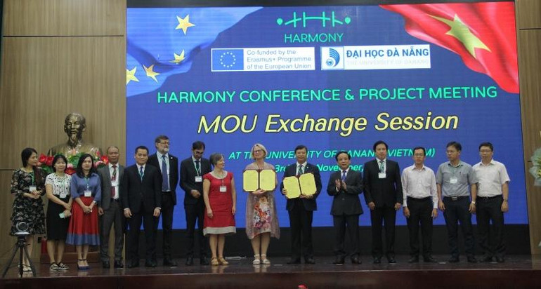 Đại học Đà Nẵng ký kết hợp tác với các trường thành viên trong dự án HARMONY. Đại học Đà Nẵng ký kết hợp tác với các trường thành viên trong dự án HARMONY.