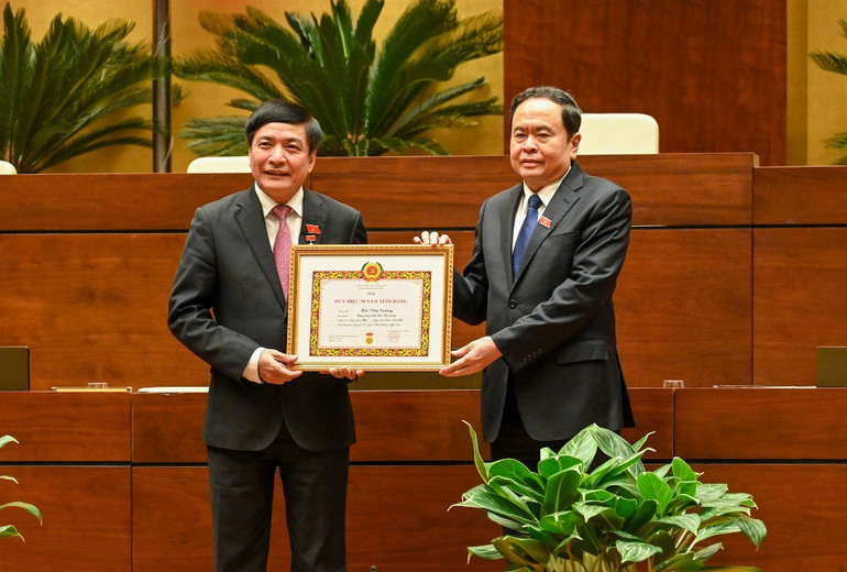 Phó Chủ tịch Thường trực Quốc hội Trần Thanh Mẫn trao Huy hiệu 30 năm tuổi Đảng cho Tổng Thư ký, Chủ nhiệm Văn phòng Quốc hội Bùi Văn Cường.