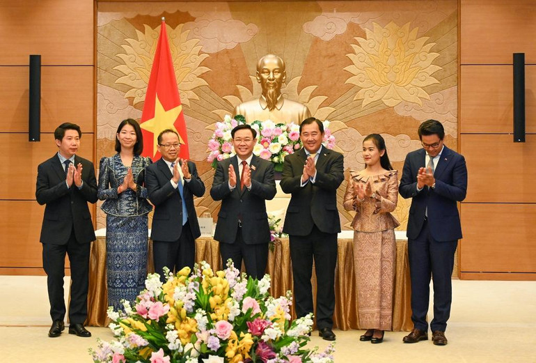 Chủ tịch Quốc hội Vương Đình Huệ với các đại biểu Đoàn Ủy ban Đối ngoại, hợp tác quốc tế, thông tin và truyền thông Quốc hội Campuchia.