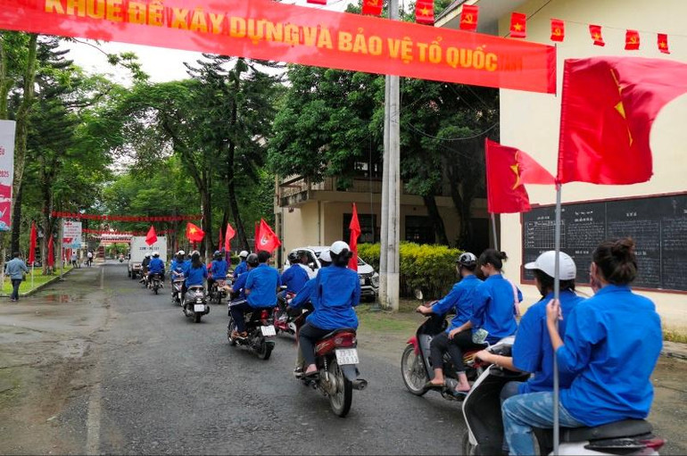 Đoàn viên, thanh niên phường Ngọc Hà diễu hành cổ động ngày hội.