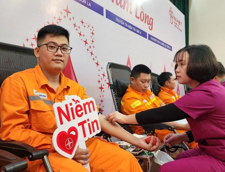 Cán bộ Công ty Điện lực Sơn La tham gia hiến máu tại chương trình.