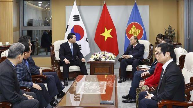 Chủ tịch nước Nguyễn Xuân Phúc tiếp Chủ tịch Hiệp hội kinh tế, Văn hóa Hàn Quốc-Việt Nam Kim Kil Soo. (Ảnh: TTXVN)