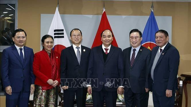 Chủ tịch nước Nguyễn Xuân Phúc tiếp Chủ tịch Hội hữu nghị Hàn-Việt Kim Joon. (Ảnh:TTXVN)