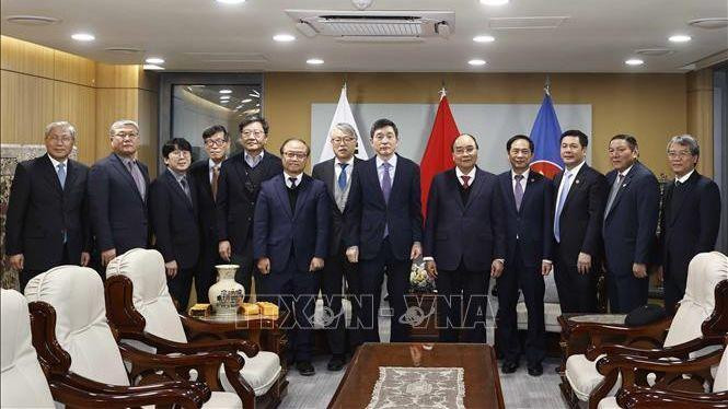 Chủ tịch nước Nguyễn Xuân Phúc tiếp Trưởng nhóm Hội những người uy tín Hàn Quốc (Ảnh: TTXVN)