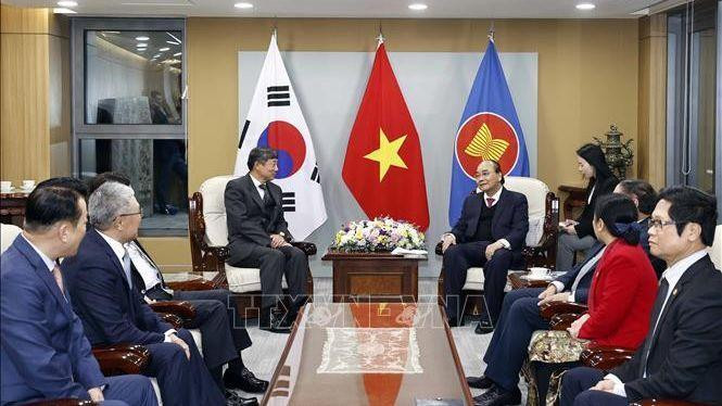 Chủ tịch nước Nguyễn Xuân Phúc tiếp Chủ tịch Hội hữu nghị Hàn-Việt Kim Joon. (Ảnh: TTXVN)