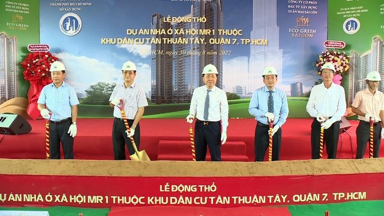 Đại diện Sở Xây dựng, UBND quận 7 và chủ đầu tư thực hiện nghi thức động thổ dự án nhà ở xã hội.
