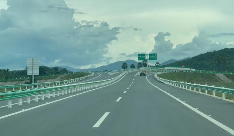 Tuyến đường cao tốc Phnom Penh-Preah Sihanouk góp phần thúc đẩy du lịch. (Ảnh: Nguyễn Hiệp)