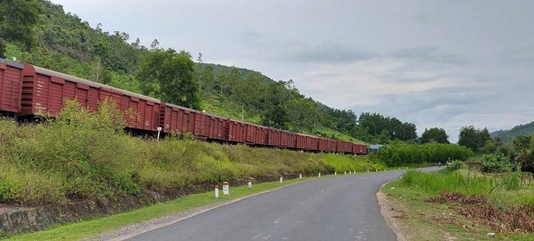 Nhiều đoạn sông Cô (một nhánh sông hợp vào sông Kỳ Lộ) qua xã Xuân Long đang tiếp tục ăn sâu vào bờ, uy hiếp an toàn Quốc lộ 19C cạnh tuyến đường sắt bắc-nam.