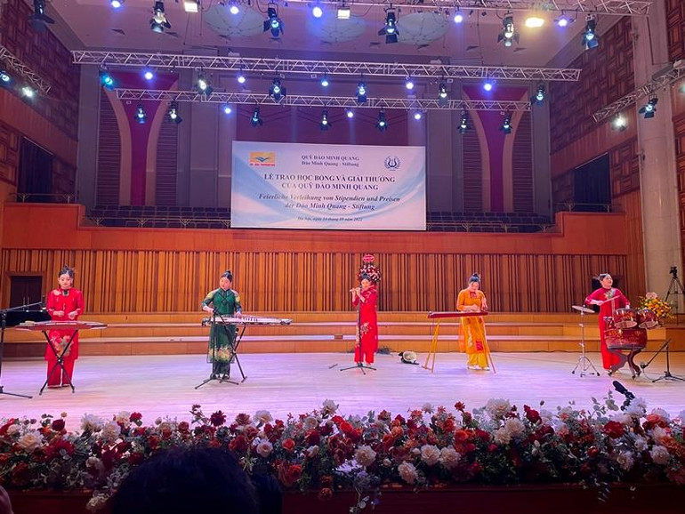 Tiết mục hòa tấu nhạc cụ dân tộc trong chương trình biểu diễn nghệ thuật.