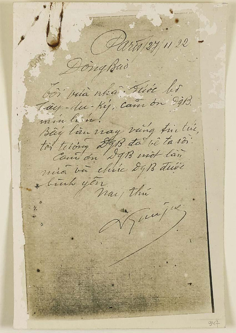 Một bức thư viết tay của Bác được mật thám Pháp lưu trữ.