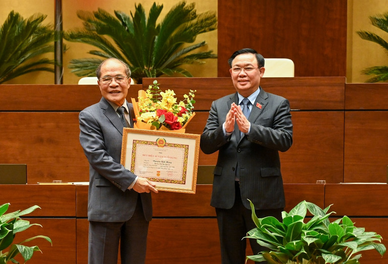 Chủ tịch Quốc hội Vương Đình Huệ trao Huy hiệu 45 năm tuổi Đảng cho đồng chí Nguyễn Sinh Hùng.