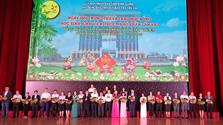 Lãnh đạo Ủy ban nhân dân tỉnh và lãnh đạo các ban, ngành tỉnh Bình Dương tặng hoa cho các đơn vị, doanh nghiệp đã hỗ trợ Quỹ Bảo trợ trẻ em tỉnh Bình Dương.