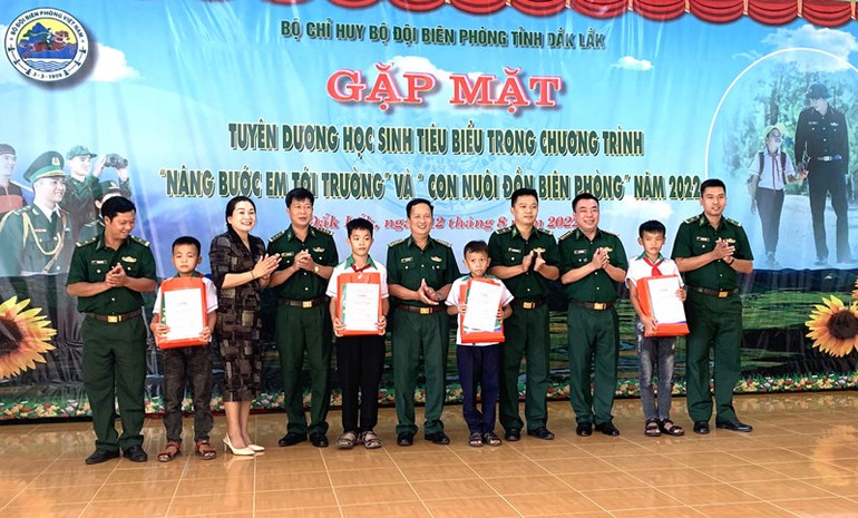 Lãnh đạo Bộ Chỉ huy Bộ đội Biên phòng tỉnh Đắk Lắk tặng quà cho các “Con nuôi đồn Biên phòng”.