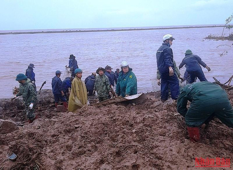 Lực lượng chức năng Cà Mau hộ đê tại khu vực sạt lở do triều cường ở xã Khánh Bình Tây, huyện Trần Văn Thời. (Ảnh: Hữu Tùng)