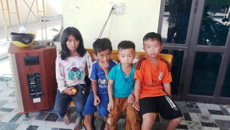 Bốn trẻ em được Cao Văn Đức cứu khỏi ao sâu.