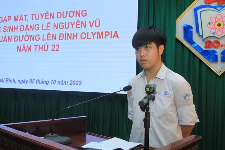 Quán quân “Đường lên đỉnh Olympia” Đặng Lê Nguyên Vũ phát biểu cảm nghĩ tại buổi gặp mặt, khen thưởng.