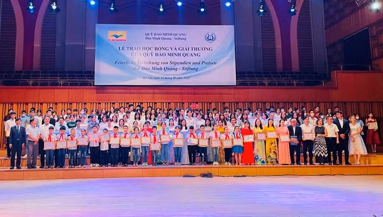 Trao học bổng, giải thưởng cho các học sinh, sinh viên, giáo viên.