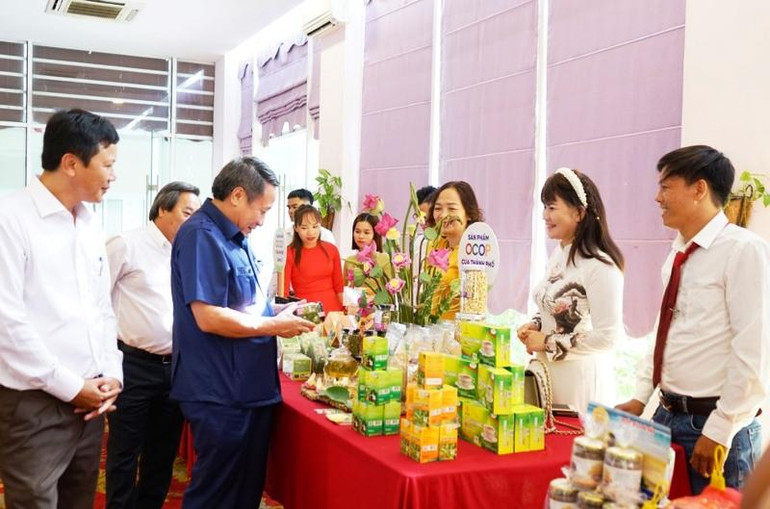 Lãnh đạo tỉnh Quảng Trị và Sở Nông nghiệp và phát triển nông thôn thăm gian trưng bày sản phẩm OCOP của thành phố Đông Hà.