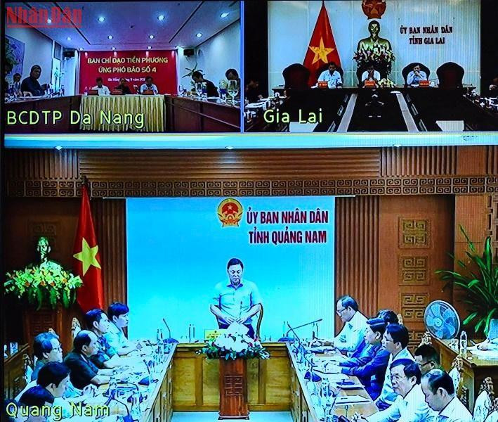 Đại diện lãnh đạo tỉnh Quảng Nam báo cáo tình hình chống bão trên địa bàn tỉnh.