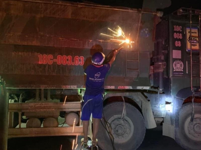 Vận động chủ phương tiện tự tháo, cắt thùng xe quá khổ (ảnh do Công an tỉnh cung cấp).