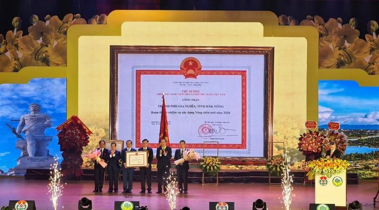 Thừa ủy quyền của Thủ tướng Chính phủ, Thứ trưởng Nông nghiệp và Phát triển Nông thôn Phùng Đức Tiến trao Quyết định công nhận hoàn thành nhiệm vụ xây dựng nông thôn mới năm 2020 cho Đảng bộ, chính quyền và nhân dân thành phố Gia Nghĩa.