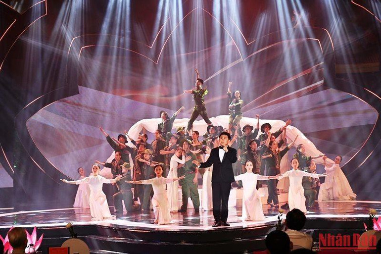 NSND Tạ Minh Tâm thể hiện ca khúc &quot;Bài ca không quên&quot; (Ảnh: MẠNH HẢO)