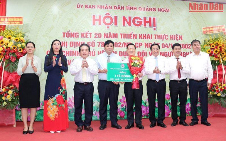 Trao tặng 1 tỷ đồng để xây dựng 20 ngôi nhà cho hộ nghèo có hoàn cảnh đặc biệt khó khăn tại Quảng Ngãi.