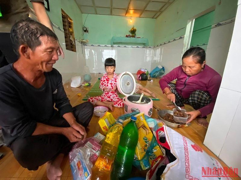 Vợ chồng ông Lê Văn và bà Phan Thị Mươi chuẩn bị cơm chiều để cùng con cháu di chuyển điểm tạm trú Trường Mẫu giáo Bình Hải tránh bão
