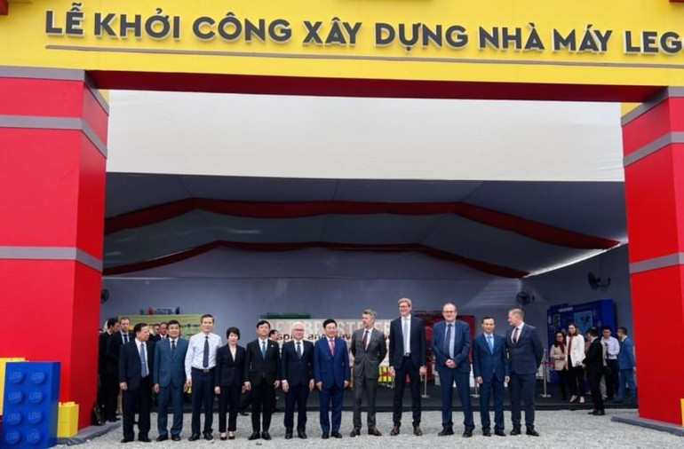 Phó Thủ tướng Thường trực Chính phủ Phạm Bình Minh, Thái tử kế vị Đan Mạch Frederik và các đại biểu dự Lễ khởi công.