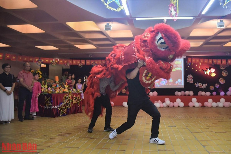 Màn múa lân rộn ràng trong tiếng reo hò của các bạn nhỏ. (Ảnh: MINH DUY)