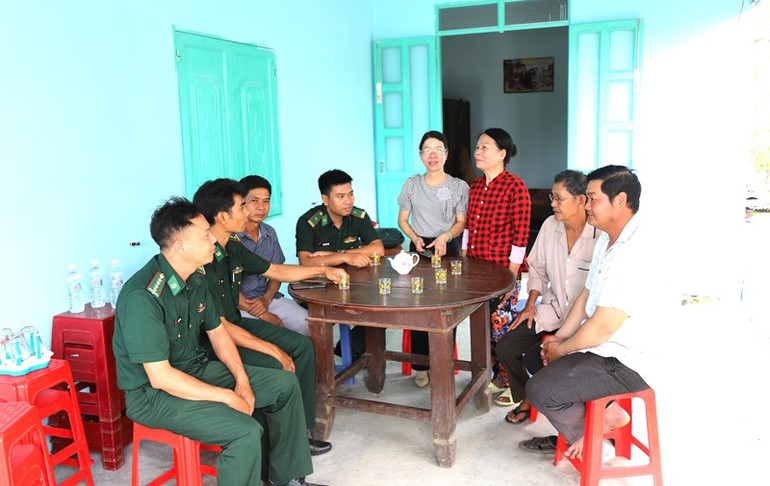 Cán bộ, chiến sĩ Đồn Biên phòng Ia R’vê phối hợp cấp ủy, chính quyền xã Ia R’vê, huyện Ea Súp tuyên truyền, vận động nhân dân chấp hành tốt các chủ trương, đường lối của Đảng, chính sách, pháp luật của Nhà nước.