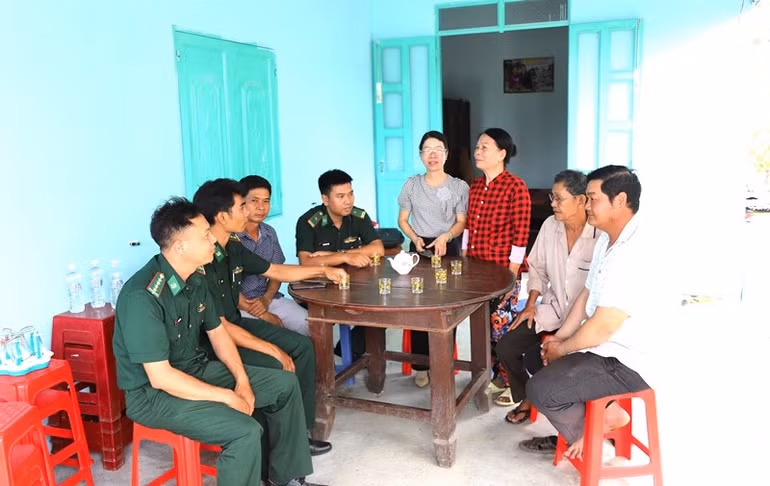 Cán bộ, chiến sĩ Đồn Biên phòng Ia R’vê phối hợp cấp ủy, chính quyền xã Ia R’vê, huyện Ea Súp tuyên truyền, vận động nhân dân chấp hành tốt các chủ trương, đường lối của Đảng, chính sách, pháp luật của Nhà nước.