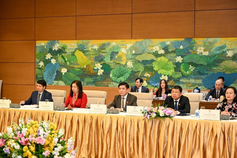 Tổng Thư ký, Chủ nhiệm Văn phòng Quốc hội Bùi Văn Cường, Chủ nhiệm Ủy ban Đối ngoại Vũ Hải Hà cùng các đại biểu Đoàn Việt Nam dự buổi tiếp.