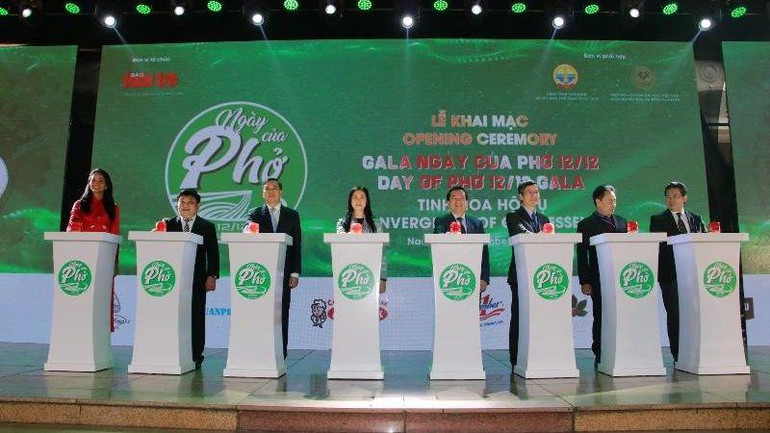 Các đại biểu bấm nút khai mạc Gala Ngày của phở lần đầu tổ chức tại tỉnh Nam Định.