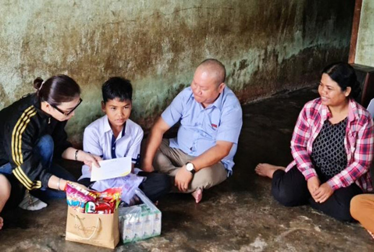 Trao quà và học bổng cho em A Nút.