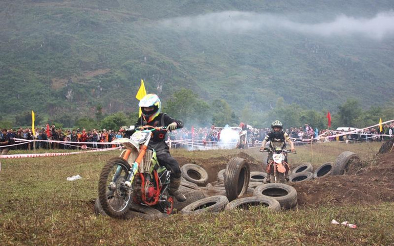 Các vận động viên tranh tài tại giải đua xe mô-tô mạo hiểm “tinh thần đá”.