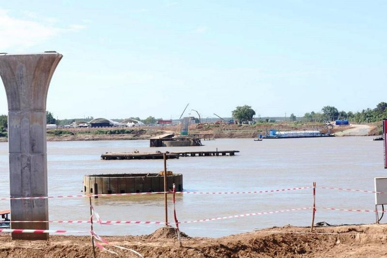 Một trụ cầu bắc qua sông Mekong nhìn từ phía Lào. Một trụ cầu bắc qua sông Mekong nhìn từ phía Lào.