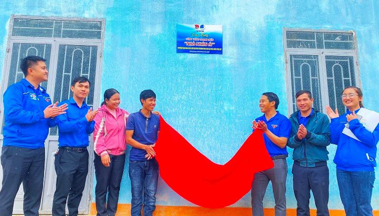 Trao tặng “Nhà nhân ái” cho gia đình anh A Diệu ở thôn Làng Mới, xã Mường Hoong, huyện Đăk Glei.