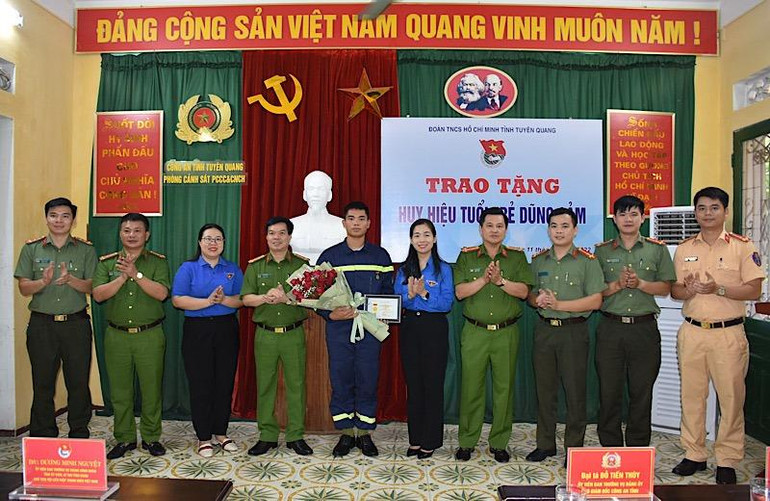Lãnh đạo Công an tỉnh Tuyên Quang và lãnh đạo Tỉnh đoàn chụp ảnh lưu niệm cùng Binh nhì Quan Ngọc Hoàng.