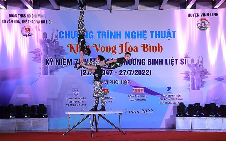 Tiết mục nghệ thuật trong chương trình “Khát vọng hòa bình” phục vụ nhân dân huyện Vĩnh Linh.