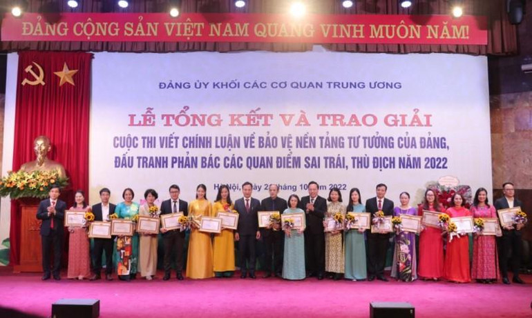 Các tác giả nhận giải Ba.