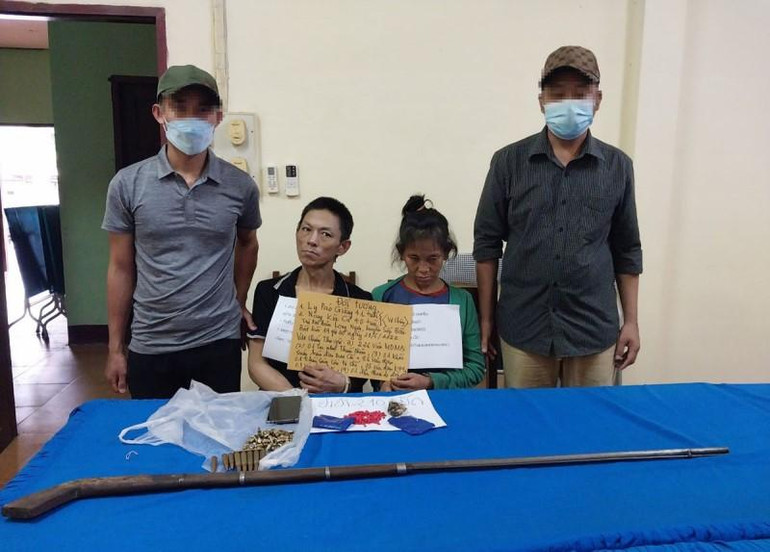 Hai đối tượng trú tại huyện Sopbao, tỉnh Houaphanh bị bắt giữ cùng 1 khẩu sung kíp, 86 viên đạn và 226 viên ma túy tổng hợp.