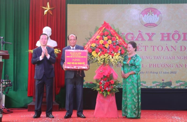 Thường trực Ban Bí thư Võ Văn Thưởng tặng hoa chúc mừng Ngày hội và quà chung vui cùng bà con tổ dân phố 1, làng Triều Sơn Tây.